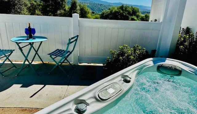 Creature Comforts Suite - Private Hot Tub-Sleeps 2