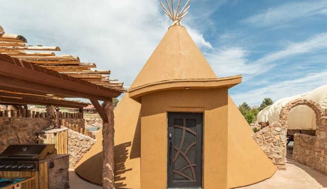 Crow Tipi by the Pond with 1 King Bed, Hot Tub and Outdoor Kitchen Unit #36