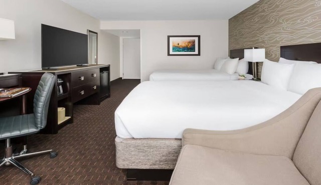 Crowne Plaza Phoenix Airport, Standard 2 Queens, Free Shuttle & Dog-friendly