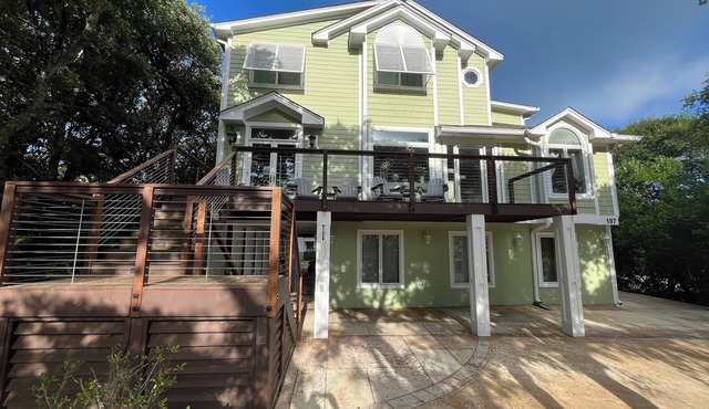 Crystal Conch sleeps 16, private home close to beach access