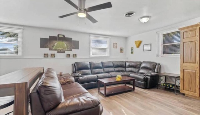 Curlys Backyard - Premier Location! Lambeau GB