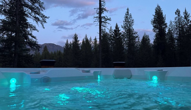 Custom built West Glacier cabin with private Salt Water Spa