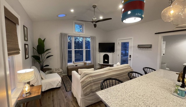 Custom cottage close to everything-Enjoy long walks on beach without the crowds!