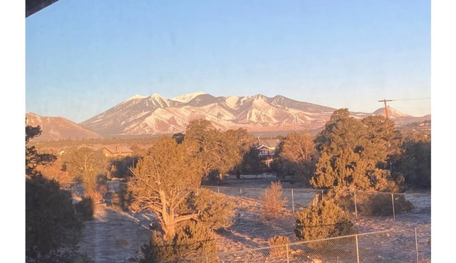 Custom Flagstaff home on 2.5 acres backing forest service, pets welcome