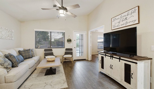 CUTE 3 bedroom home with outdoor kitchen. Sleeps 6