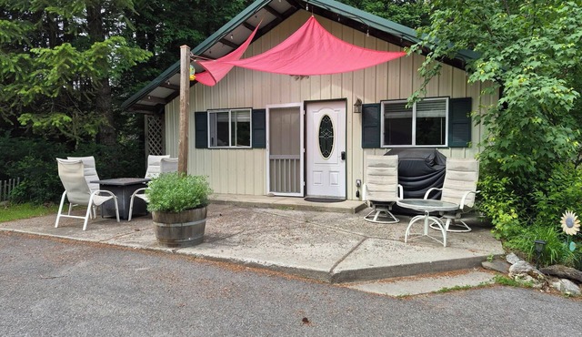 Cute country cabin. Close to lake and easy freeway access. Close to Spokane/CDA