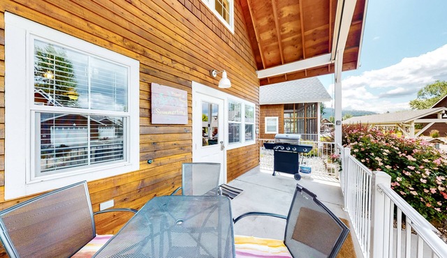 Cute, dog-friendly cabin with a large patio & fireplace - walk to river beach