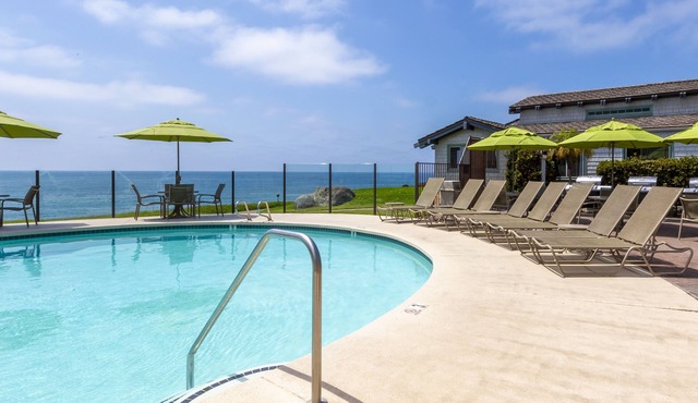 Del Mar Dream Oasis! Full Kitchen, Swimming Pool, Free Parking, Beachfront!