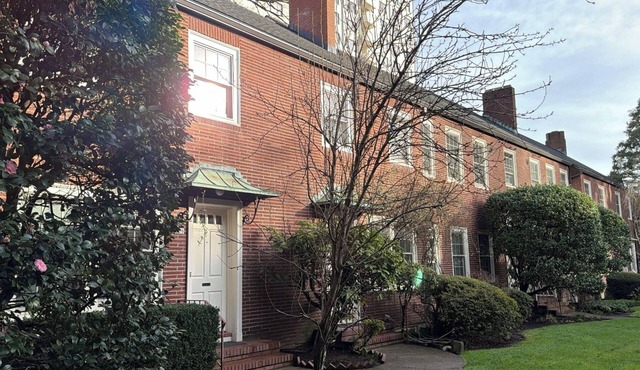 Delightful 1-bedroom corporate apartment in vibrant in the center of Portland.