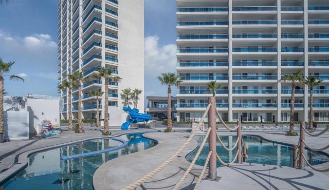 Delightful 2 bedroom condo Encantame Towers Verano 705