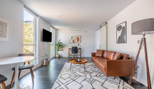 Delightful Overlook 1BR w/W/D, nr Coffee, Zoo & Hiking, by Blueground