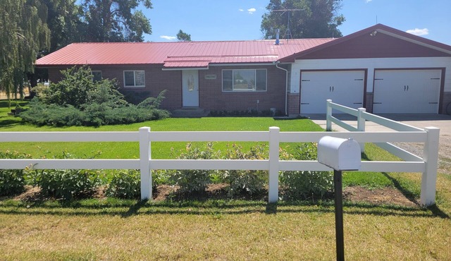 Delightful, secluded Farmhouse. Close to Craters of the Moon, hunting & fishing.