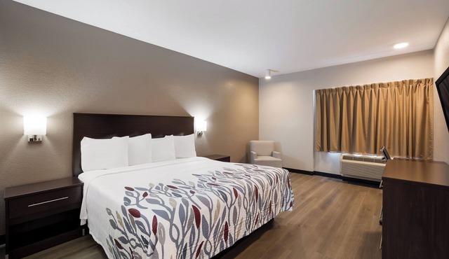 Deluxe Queen Suite — Affordable Comfort in a Convenient Location