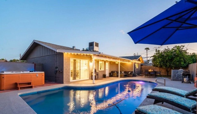 Deluxe Ranch Home with a Hot tub, Pool, Fire pit, BBQ