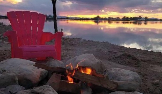 Desert Lake Cottage: Lake fun and desert adventuring