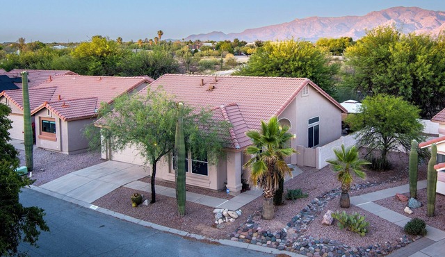 Desert Ranch Retreat - Pet-friendly, Mountain Views & Great Amenities