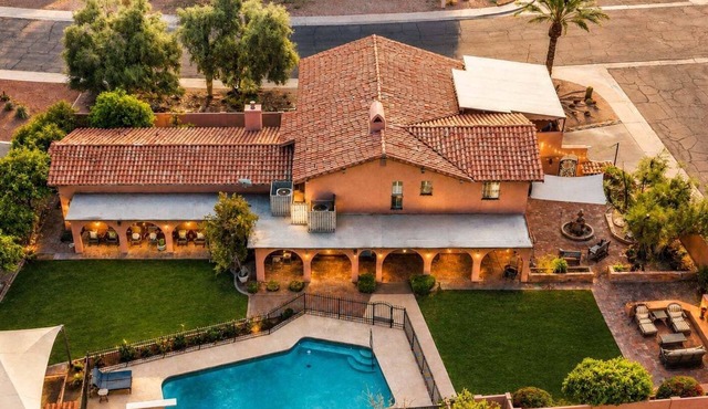 Desert Rose - Historic Pink Hacienda with Heated Pool & Billiards