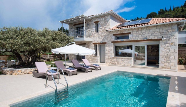 Dioni - Three Bedroom Villa, Sleeps 6