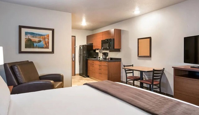 Discover Meridian from Room w/Kitchen, Pet-Friendly Vibes!