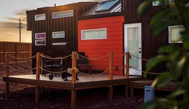 Discover Red Mountain Beauty: Spacious Tiny House in Apple Valley, Utah