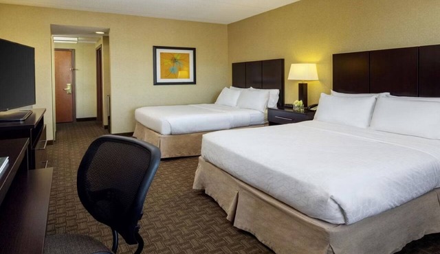 Discover Relaxation at Holiday Inn Chandler: Outdoor Pool & Dining On-Site