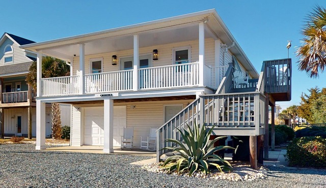 Dog-friendly coastal home close to beach and local attractions