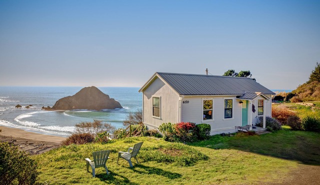 Dog-friendly waterfront home with full kitchen & WiFi - near the beach