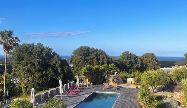 Domaine Privé (12p) · Piscine · Mer & Montagnes