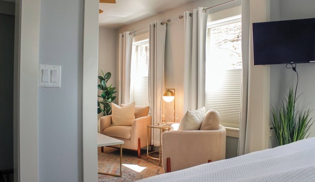 Douglas on Third Corner Suite-Adorable Apartment on 3rd St. McMinnville #14