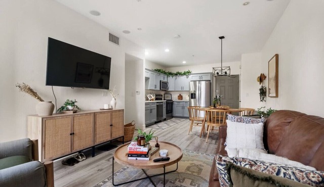 *Down Town Condo with Gym, Pool, BBQ, Jacuzzi*
