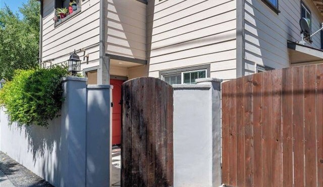 Downtown Charm: 1BD/1BA Apt Getaway
