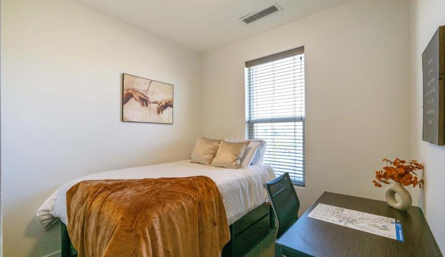 Downtown Flat with Gym - WalkScore 95