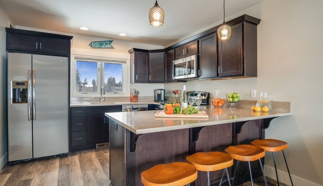 Downtown location, close to Lake, restaurants, and bars!