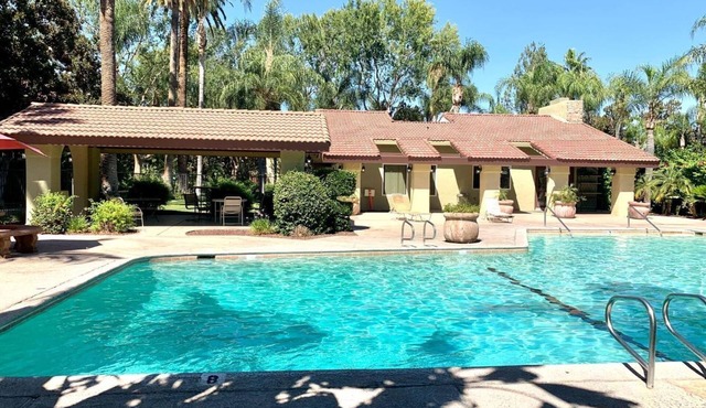 Downtown Luxury Condo. Gated, Updated w/Parking, Pool & Gym. Close to hospitals.