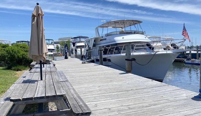 Downtown Mystic River Yacht with Sweeping Views