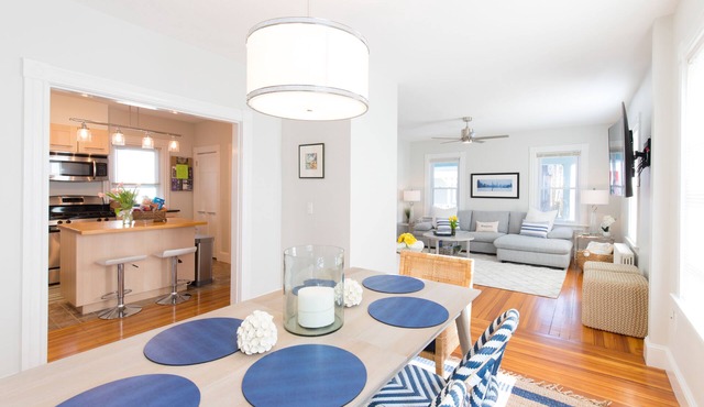 Downtown Newport-Beautiful Home w/2 Parking Spots