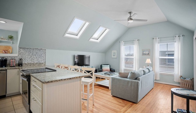 Downtown Newport Penthouse on Thames Street, 2 BR, Walk to Everything - Sleeps 6
