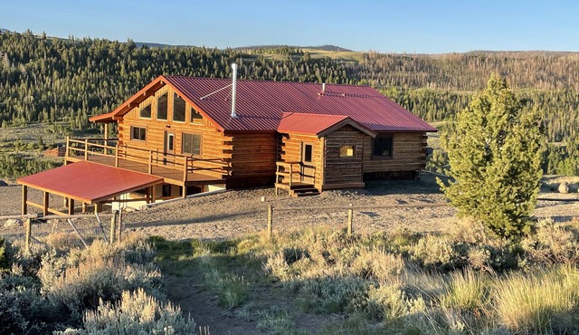 Eagle Nest - Modern log home with a panoramic view over mountains and river.