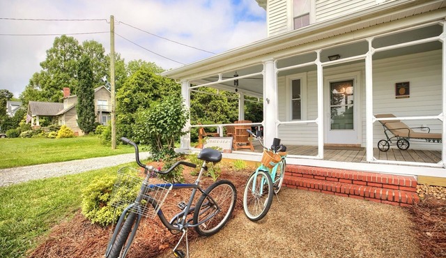 East River Views - Renovated 1905 house- 3 Bedrooms, 3.5 baths