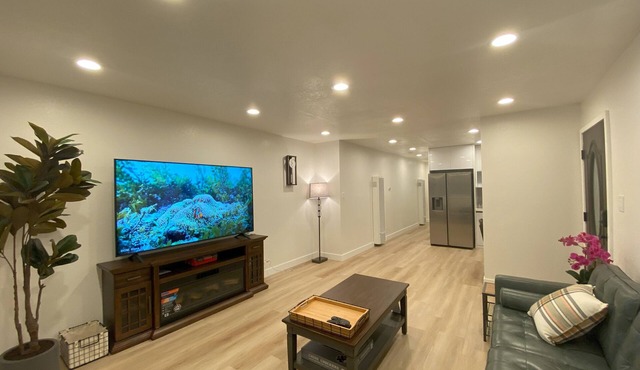 Elegant Beachside 2B1B Retreat Newly Renovated Free Parking 15min SF/SFO