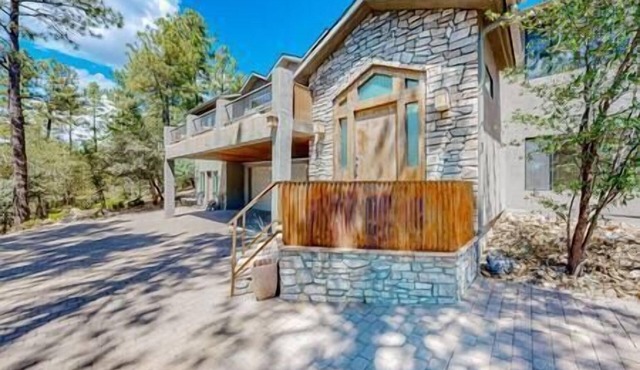 Elegant Cabin Among the Pines-Views, Near Downtown, Hiking