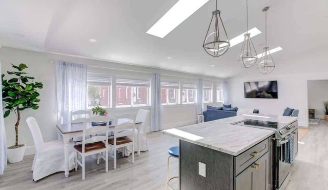 Elegant Thames St. Loft w/View of Town and Harbor
