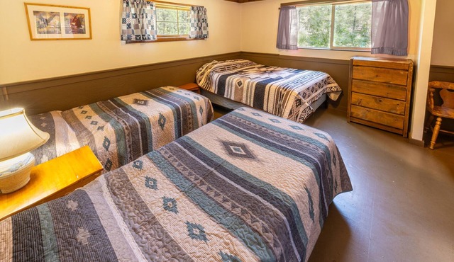 Elevated Eagle’s Nest Cabin at Camp Layman | Spacious Mountain Overlook