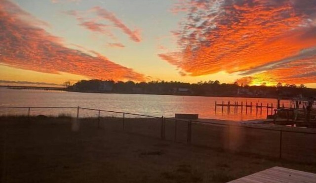 Emerald Isle, Atlantic Beach, Beaufort. Cottage is waterfront on ICW.