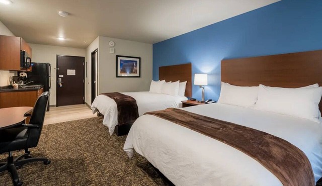 Enjoy Comfort in Pet-Friendly Room with Full Kitchen - Great Location