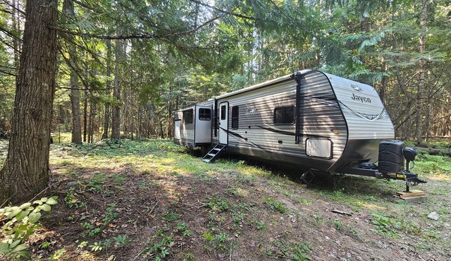 Enjoyable RV with AC, heat, water, in charming Clark Fork. Pet friendly.
