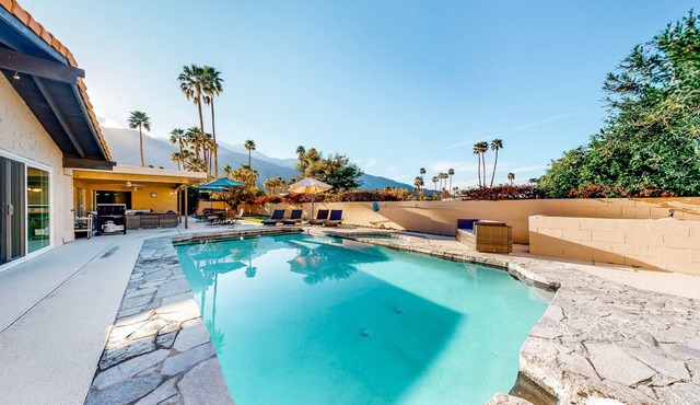 Entertain w/Amazing Mountain View, Private Pool/Spa, Putting Green - 2 Dogs OK