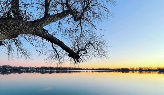 ENTIRE LAKE FRONT HOME - 4 BED/3 BATH