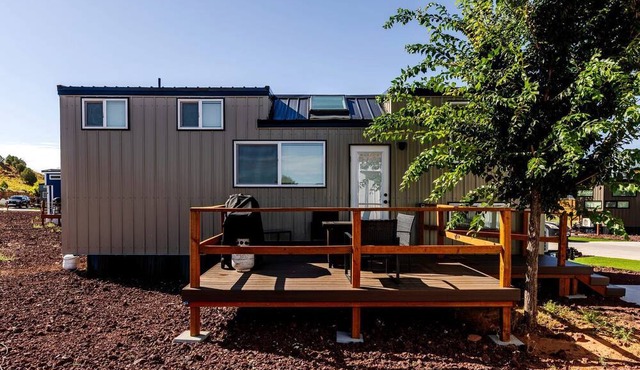 Escape in Style: Fully Equipped Modern Tiny House in Apple Valley, Utah