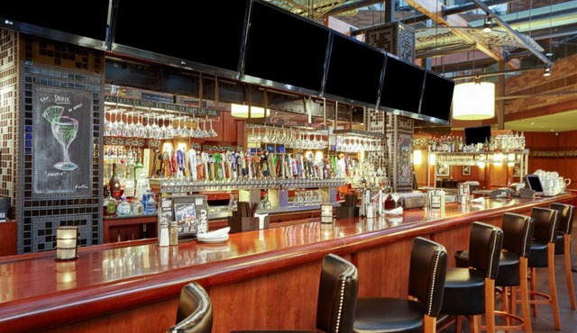 Everything You Need For The Perfect Vacation! 4 Great Units, Onsite Dining